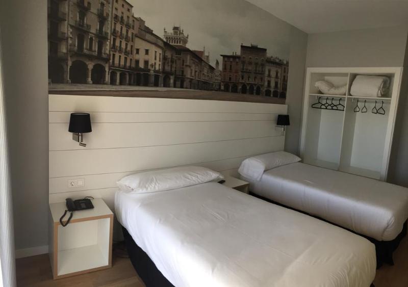 Hotel Can Pamplona Vic Buitenkant foto